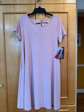 Light Pink Short-Sleeve Swing Dress with Back Cutout Nina Leonard🍀🍀